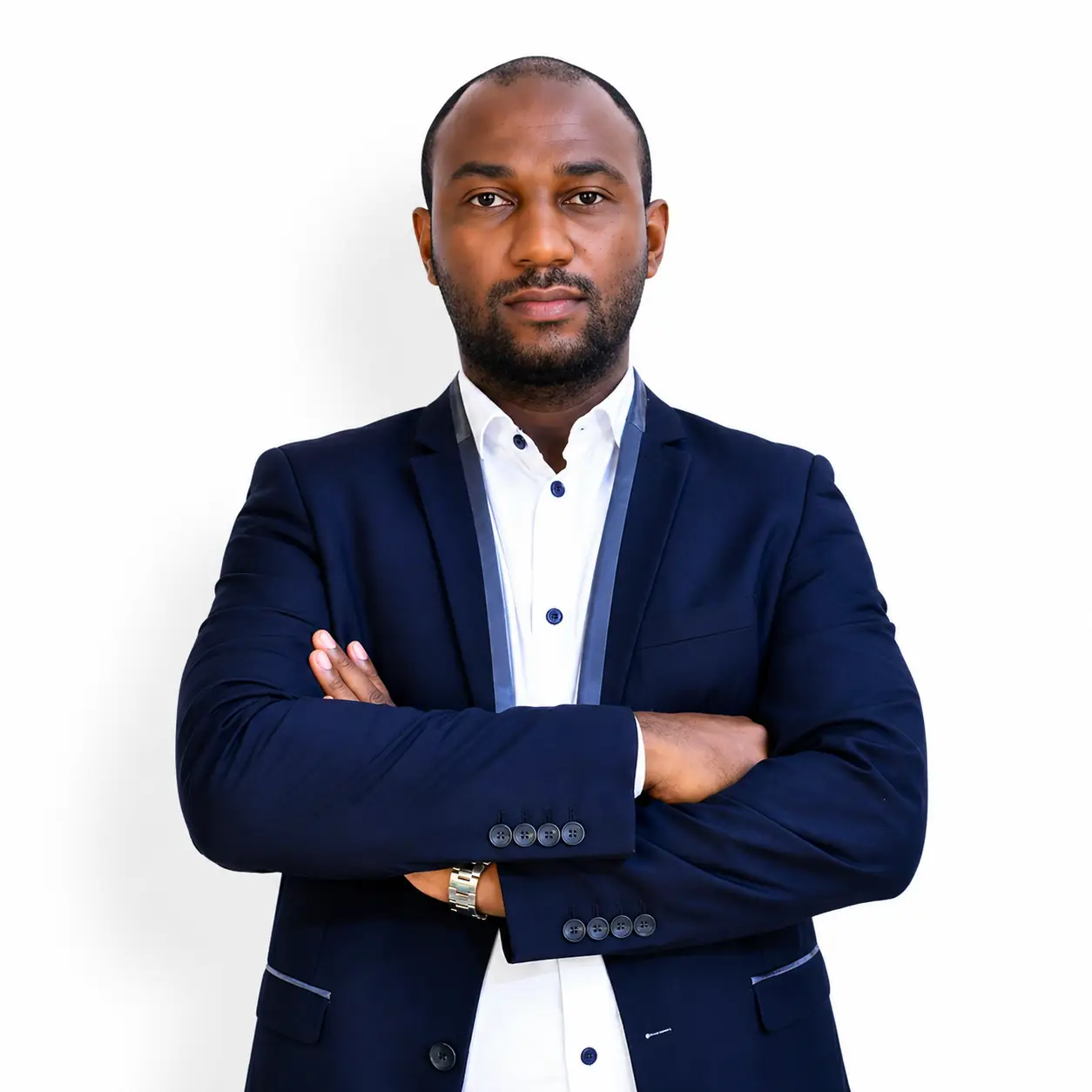 MOHAMED Rachade, fondateur et dirigeant de MORA Shawiri, en costume, bras croisés